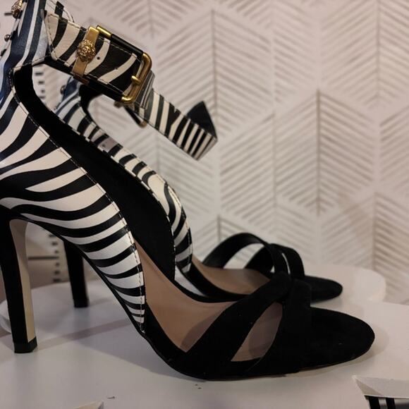 Disney Lion King heels 6.5 - Picture 2 of 10